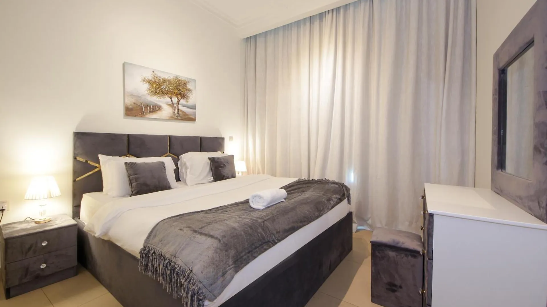 Burj Vista Downtown Near To Dubai Mall - 2Bhk 0*,